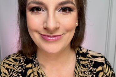 Subtelny makijaż z akcentem elegancji – idealny wybór na każdą okazję